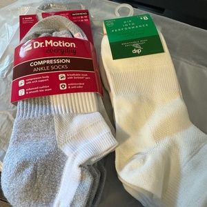 Assorted Women' s socks 5  pairs NEW NEVER WORN